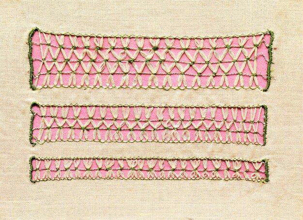 Detale haftu w pastelowych kolorach