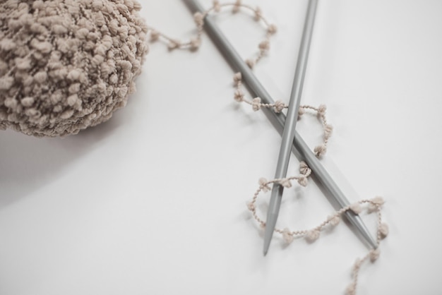 Igła i haft na materiale